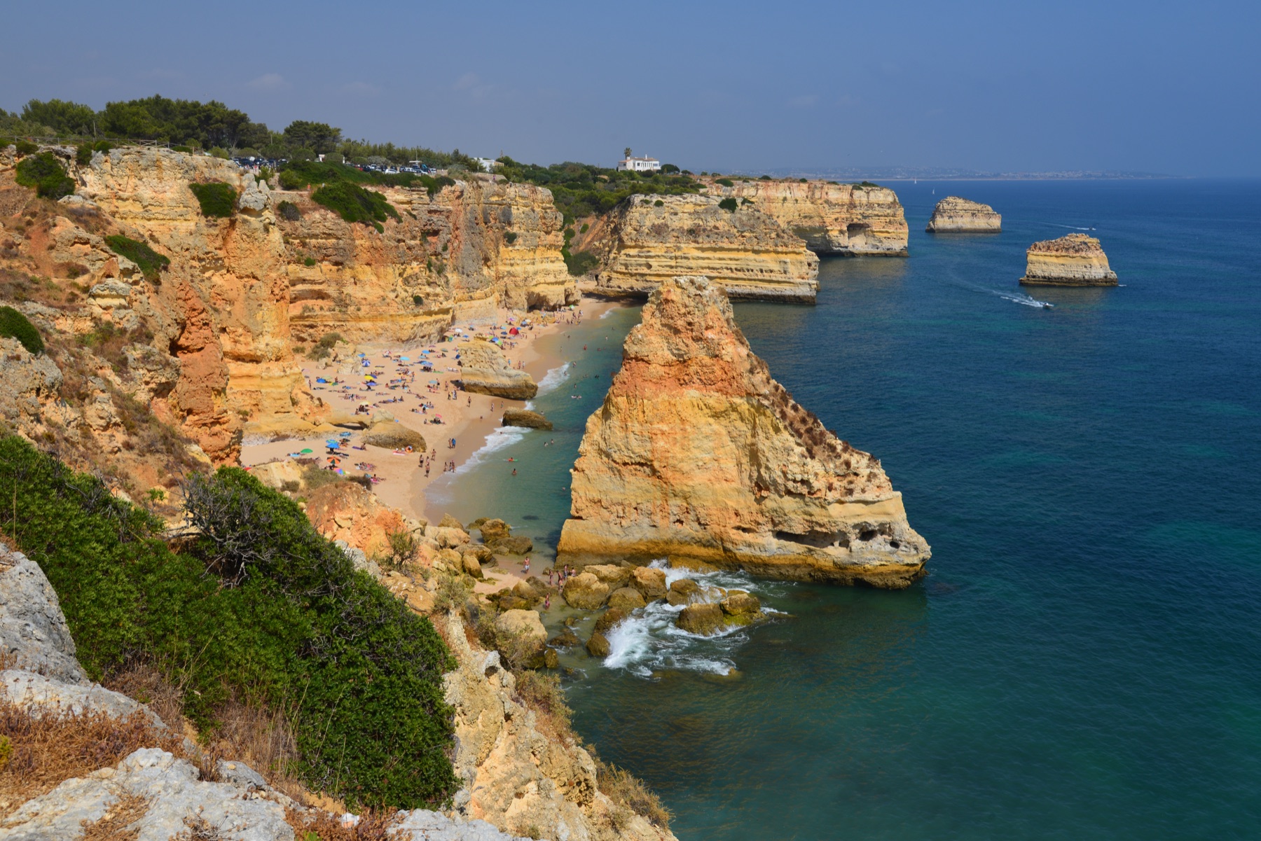Praia da Marinha e as falésias douradas do Algarve