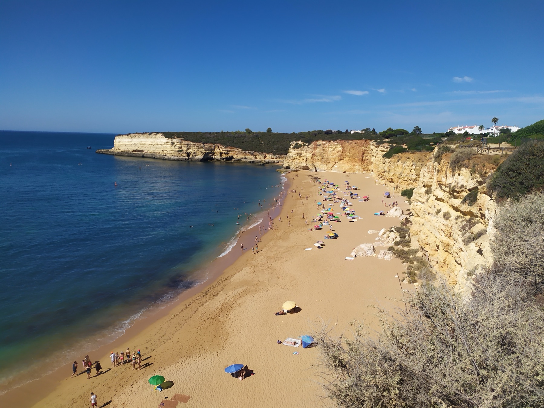 Praia da Senhora da Rocha, perto da propriedade